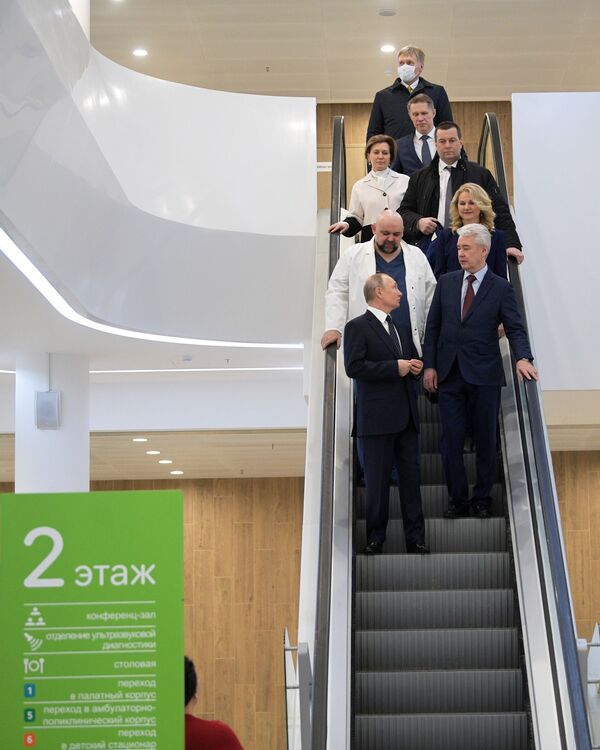 En primera línea contra el virus: Putin visita un hospital que recibe a pacientes con COVID-19 - Sputnik Mundo