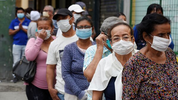 Personas mayores con mascarillas haciendo cola en Ecuador - Sputnik Mundo