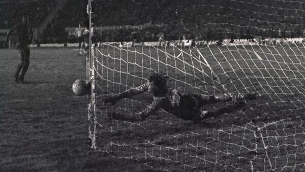 El exarquero argentino Hugo Gatti ataja un tiro penal por la Copa Libertadores de 1977, que ganó con Boca Juniors - Sputnik Mundo
