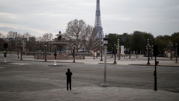 La Torre de Eiffel y calles vacías de Paris - Sputnik Mundo