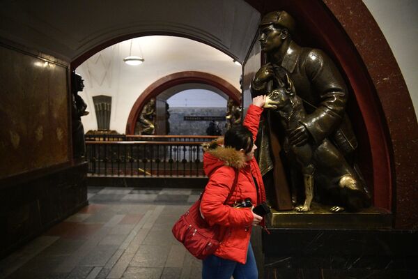 El metro de Moscú queda vacío por la pandemia
 - Sputnik Mundo