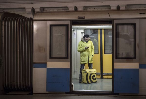 El metro de Moscú queda vacío por la pandemia
 - Sputnik Mundo