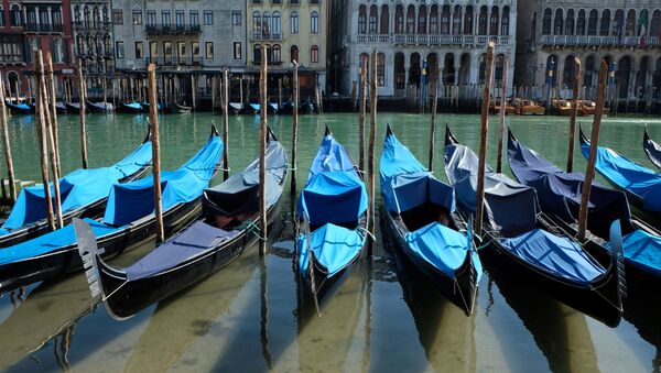 Agua limpia de los canales de Venecia en Italia durante el brote del coronavirus en el mundo - Sputnik Mundo