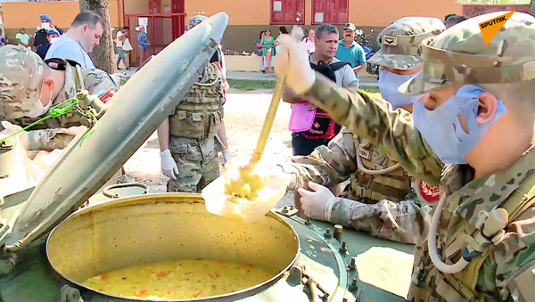El Ejército argentino distribuye comida entre los pobres en Quilmes - Sputnik Mundo