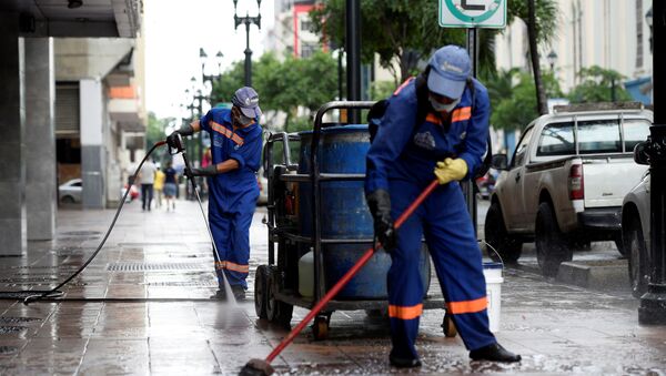 Limpian calles en Guayaquil para combatir el coronavirus - Sputnik Mundo