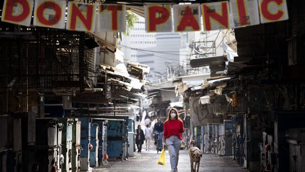 Девушка с собакой под плакатом с призывом не паниковать в Израиле  - Sputnik Mundo