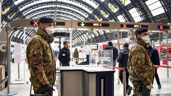 Militares italianos en la estación férrea de Milán durante la pandemia del coronavirus - Sputnik Mundo