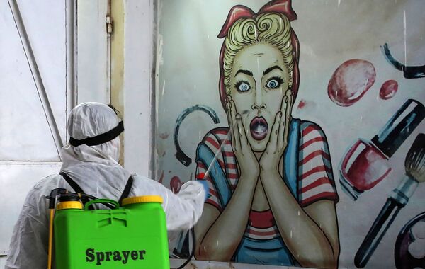 La desinfección de una tienda en Bagdad, Irak. - Sputnik Mundo