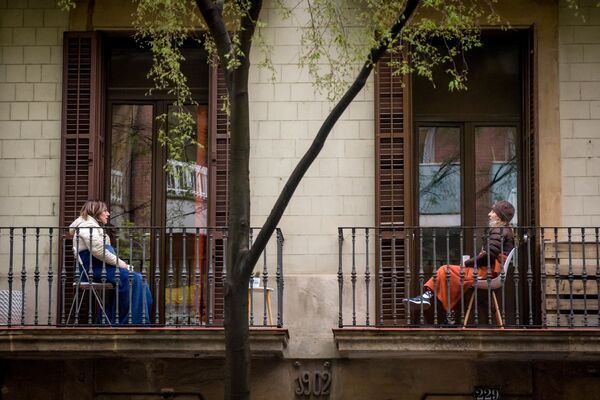 Los ciudadanos en Barcelona en cuarentena se comunican desde sus balcones. - Sputnik Mundo