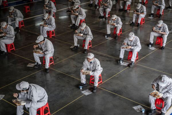 Así se ve una fábrica de automóviles en Wuhan a la hora del almuerzo. - Sputnik Mundo