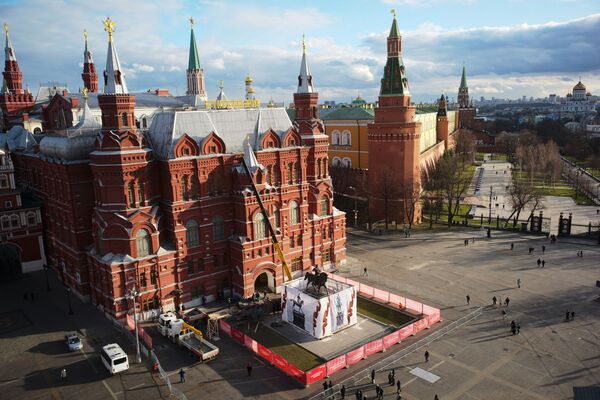 Instalan el nuevo monumento al Mariscal Zhúkov en la Plaza Manezh de Moscú. - Sputnik Mundo