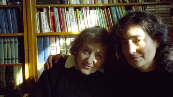 Elena Rzhévskaya con su nieta Liubov Summ - Sputnik Mundo