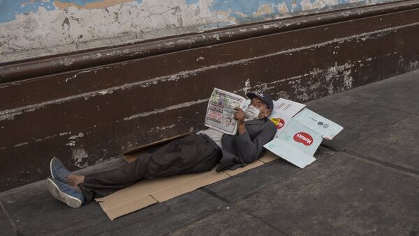 Un hombre en situación de calle en Lima, Perú, en medio de la pandemia de COVID-19 - Sputnik Mundo