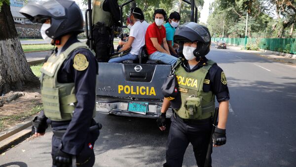 Policías peruanos en Lima - Sputnik Mundo