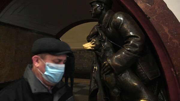 Un hombre en mascarrilla en el metro de Moscú - Sputnik Mundo