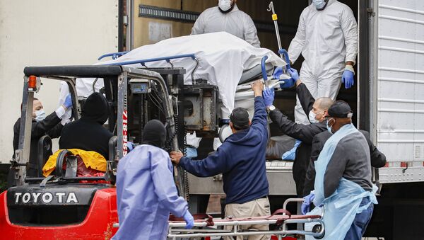 Un cuerpo envuelto en plástico es descargado de un camión refrigerado en Brooklyn - Sputnik Mundo