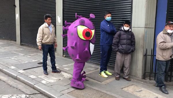 Policías en Bolivia se disfrazan de coronavirus para concienciar a los ciudadanos - Sputnik Mundo