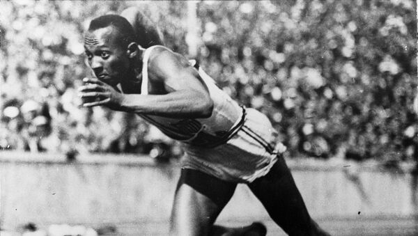 Jesse Owens en los JJOO de 1936 - Sputnik Mundo