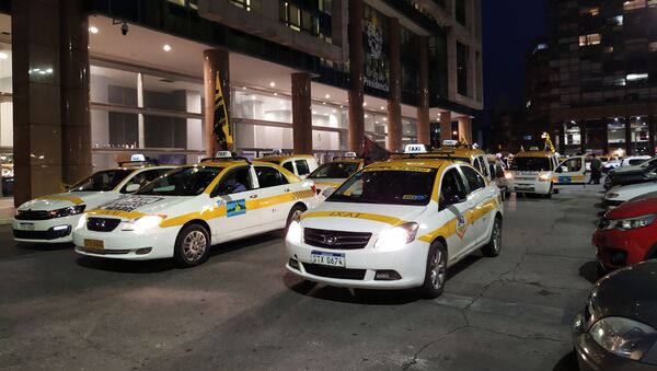 Taxistas uruguayos movilizados frente a la Torre Ejecutiva, sede del Poder Ejecutivo uruguayo en Montevideo - Sputnik Mundo
