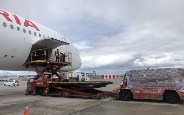 Dos aviones con material sanitario procedente de China en el aeropuerto de Barajas, Madrid - Sputnik Mundo