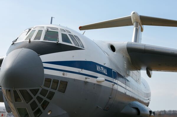 Un avión Ilyushin Il-76 con ayuda rusa para Serbia. - Sputnik Mundo