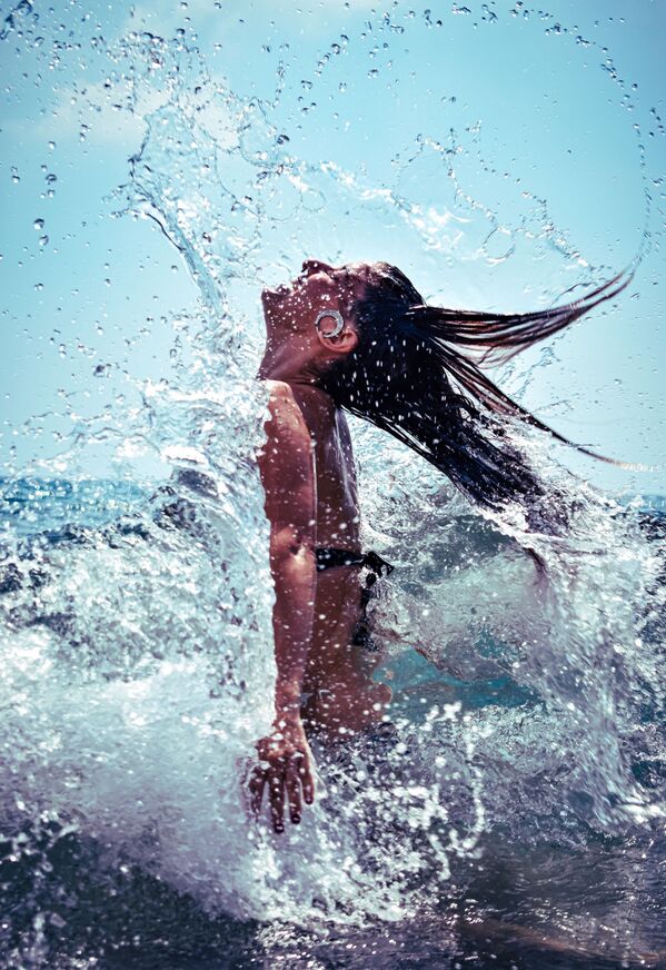 La foto 'Jugando con las olas', de un fotógrafo español, presentada en el concurso The World's Best Photos of #Water2020. - Sputnik Mundo