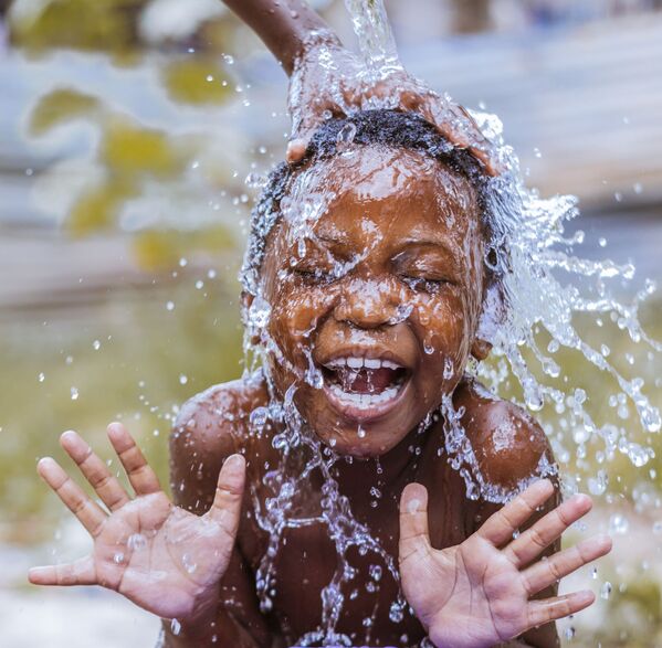 La foto 'Trae felicidad a la cara', de un fotógrafo tanzano, presentada en el concurso The World's Best Photos of #Water2020. - Sputnik Mundo