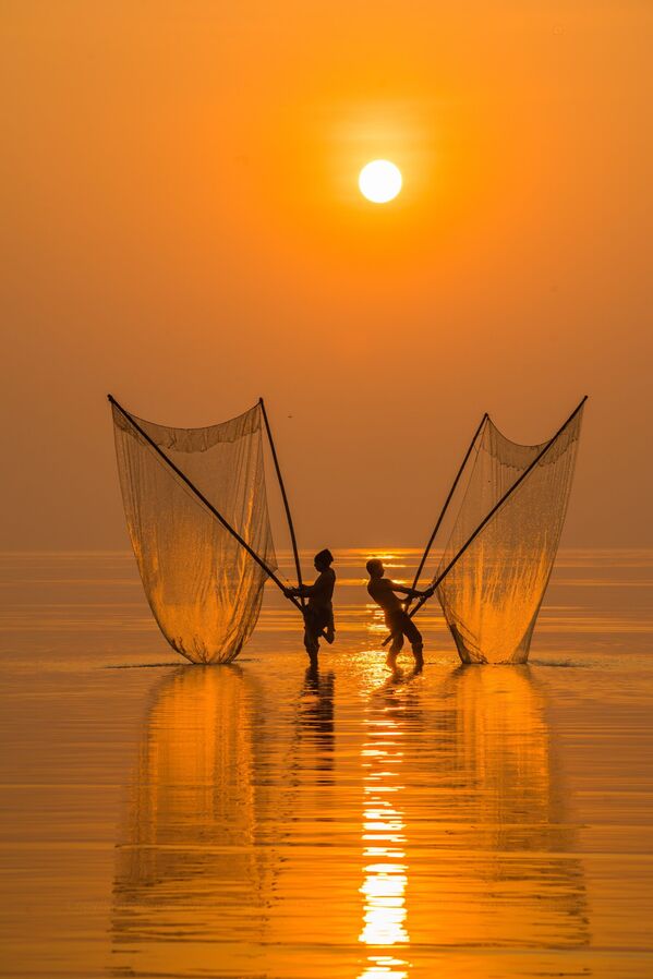 La foto 'Pescador bajo el amanecer', de un fotógrafo vietnamita, presentada en el concurso The World's Best Photos of #Water2020. - Sputnik Mundo