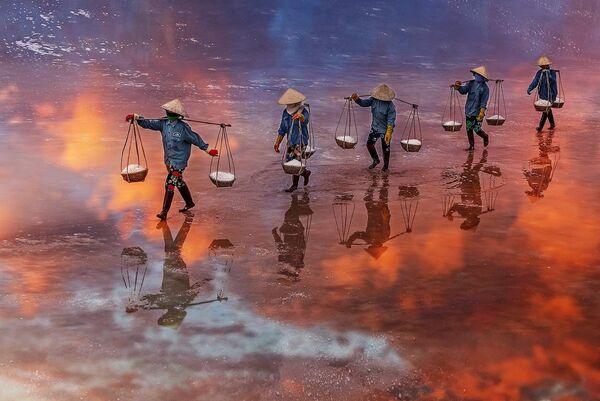 La foto 'La puesta de sol en el campo de sal de Ninh Diem Khanh Hoa', de un fotógrafo vietnamita, presentada en el concurso The World's Best Photos of #Water2020. - Sputnik Mundo