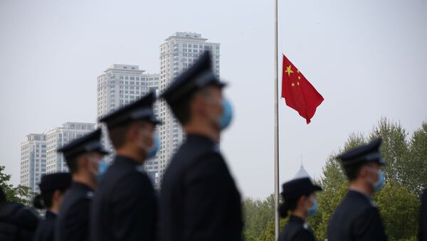 Arrian las banderas en China para rendir homenaje a las víctimas del coronavirus - Sputnik Mundo