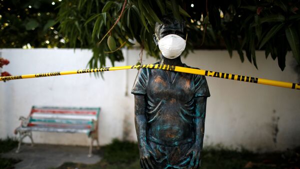 Una estatua en El Salvador con mascarilla - Sputnik Mundo