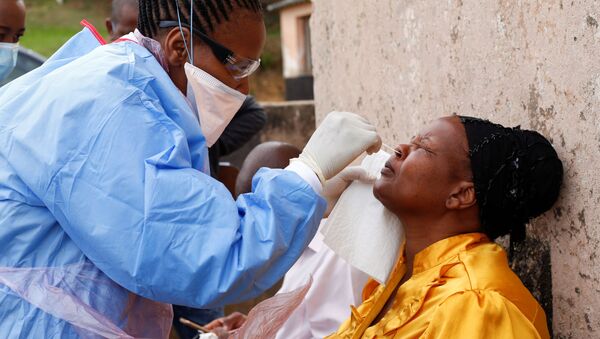 Médicos hacen un teste de coronavirus en Sudáfrica - Sputnik Mundo