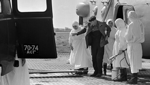 Profesionales de la salud trasladan a un paciente con cólera a un hospital de enfermedades infecciosas en Astraján (1970) - Sputnik Mundo