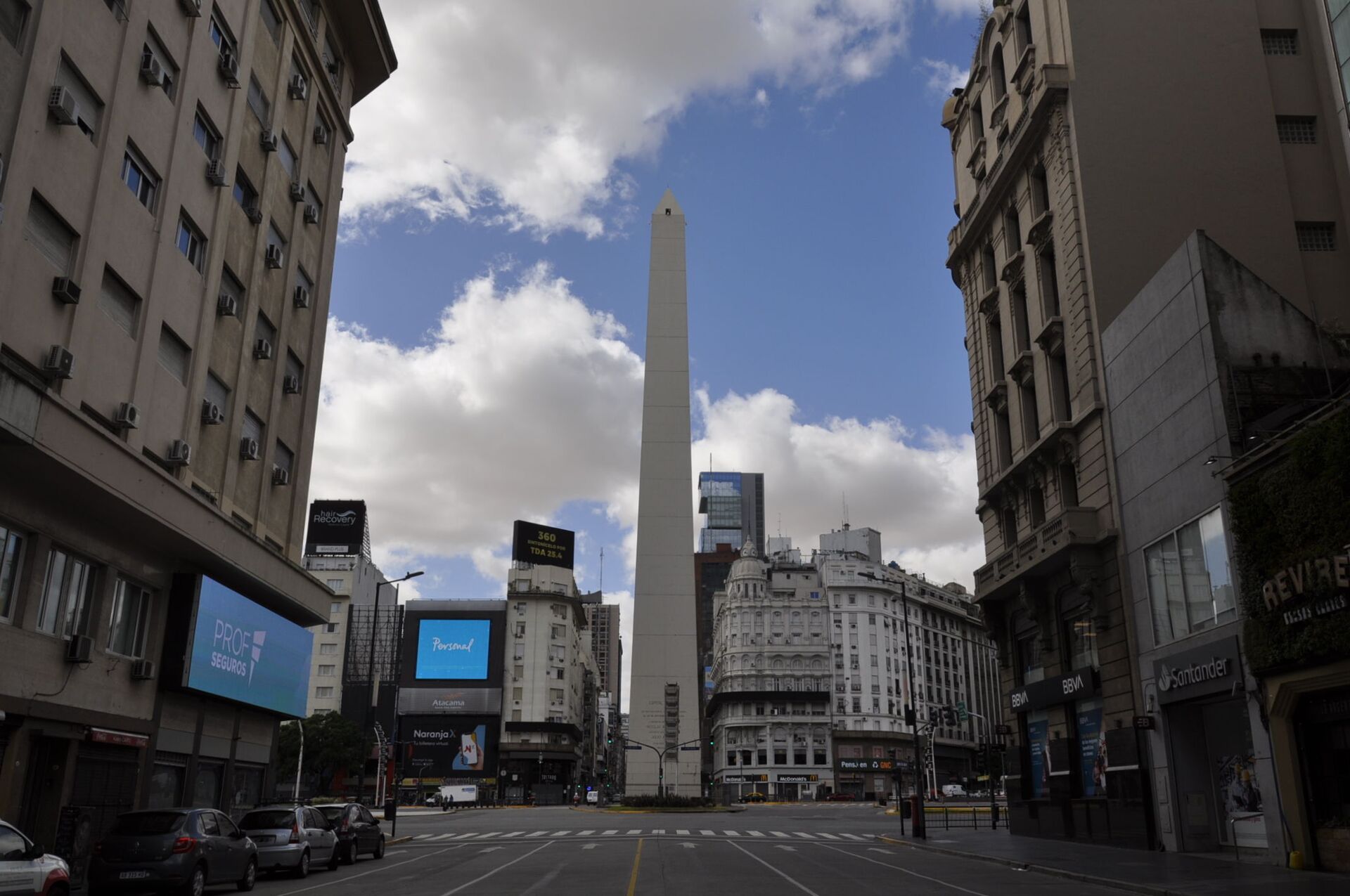 La Avenida Corrientes de Buenos Aires con el Obelisco al fondo durante el brote del coronavirus en Argentina - Sputnik Mundo, 1920, 03.05.2021