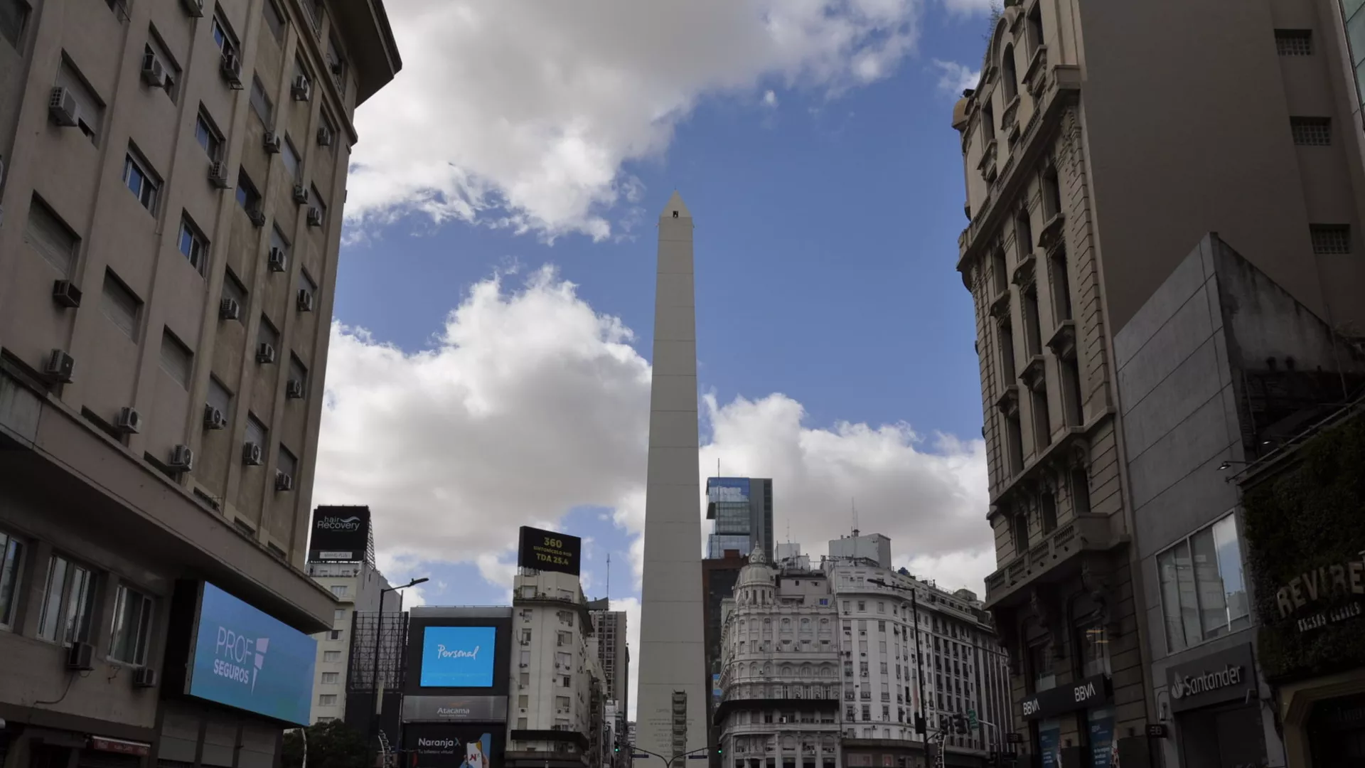 La Avenida Corrientes de Buenos Aires con el Obelisco al fondo durante el brote del coronavirus en Argentina - Sputnik Mundo, 1920, 01.08.2024