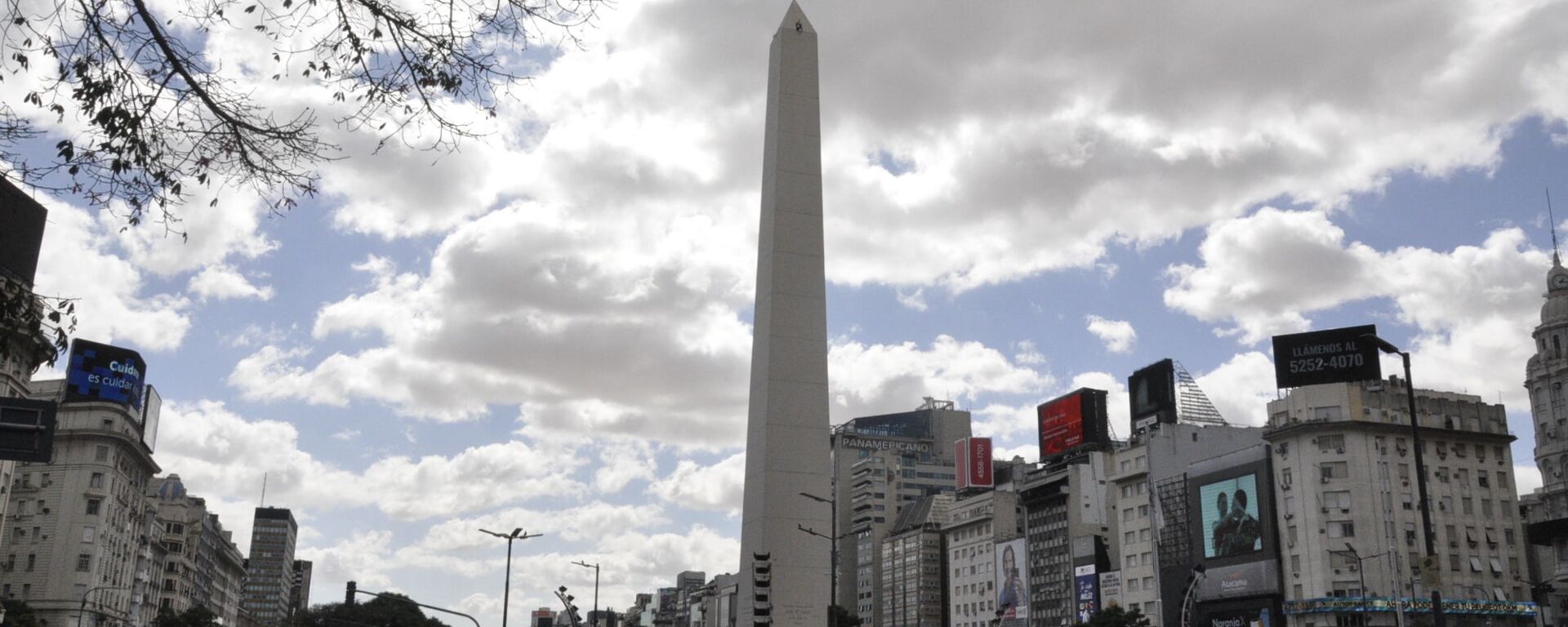 La Avenida 9 de Julio con el Obelisco al frente en Buenos Aires durante el brote del coronavirus en Argentina - Sputnik Mundo, 1920, 13.03.2021