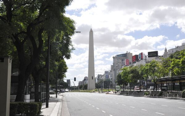 La Avenida 9 de Julio con el Obelisco al frente en Buenos Aires durante el brote del coronavirus en Argentina - Sputnik Mundo