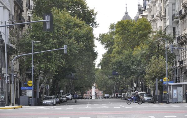 Avenida de Mayo con la Casa Rosada (sede del Ejecutivo) al fondo en Buenos Aires durante el brote del coronavirus en Argentina - Sputnik Mundo