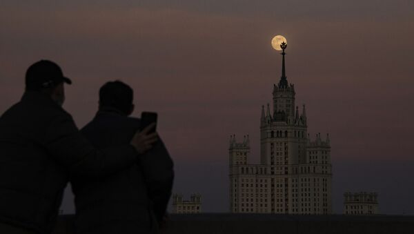 Суперлуние в Москве, 8 апреля 2020 - Sputnik Mundo