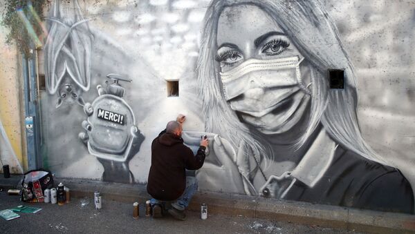 Artista callejero rinde homenaje a los trabajadores del coronavirus - Sputnik Mundo