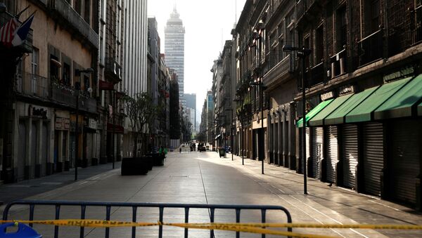 Una calle de la Ciudad de México con todos los establecimientos cerrados - Sputnik Mundo