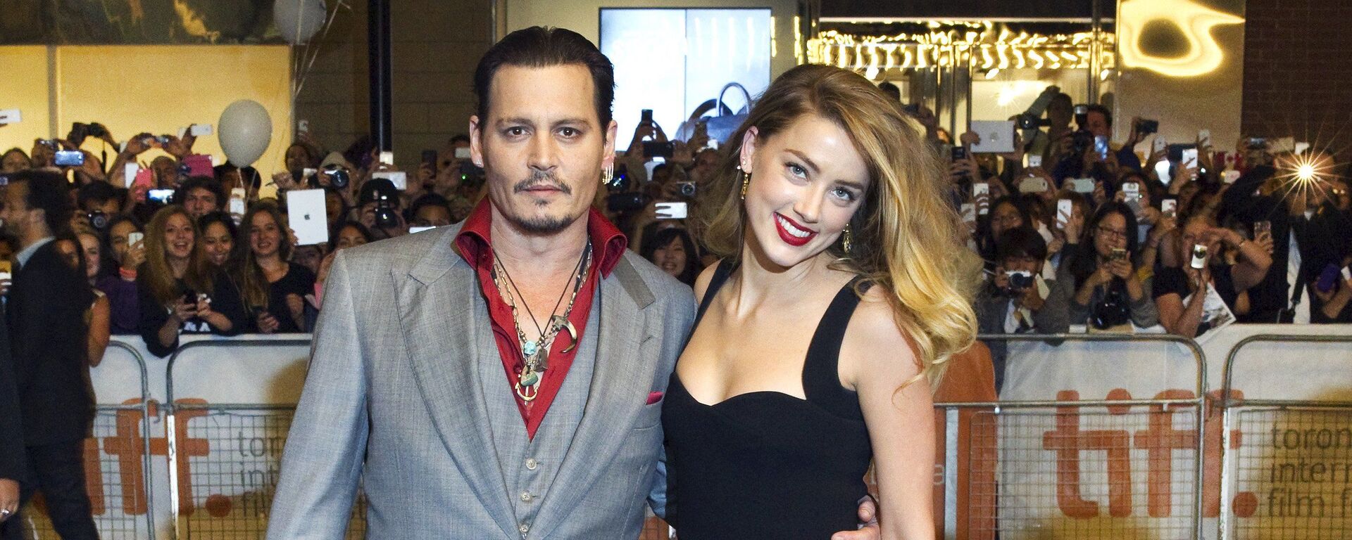 El actor Johnny Depp junto a su exesposa, la actriz Amber Heard - Sputnik Mundo, 1920, 09.04.2020