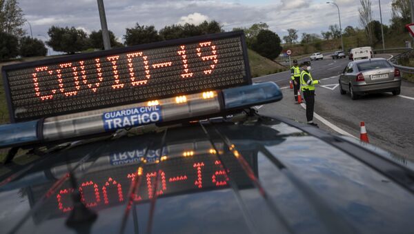 Офицеры испанской полиции на контрольно-пропускном пункте в Мадриде - Sputnik Mundo