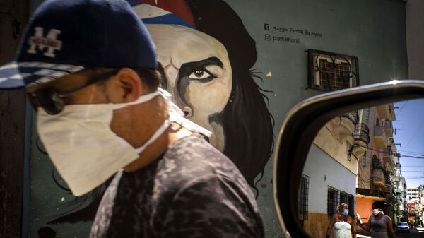 Un hombre en mascarilla en la Habana, Cuba - Sputnik Mundo