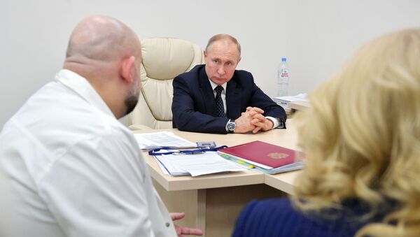 Vladímir Putin, presidente de Rusia, visita el principal hospital anticoronavirus en Moscú - Sputnik Mundo