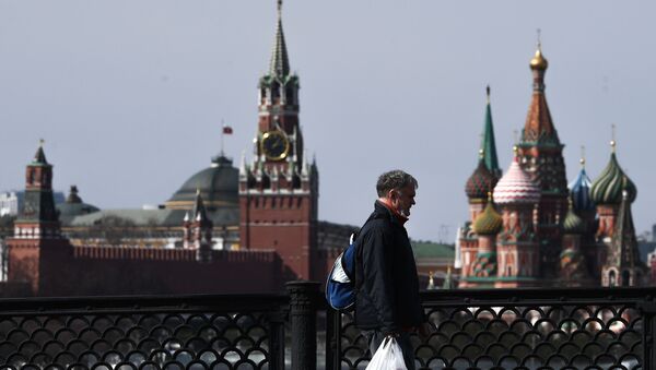 Un hombre en el centro de Moscú - Sputnik Mundo
