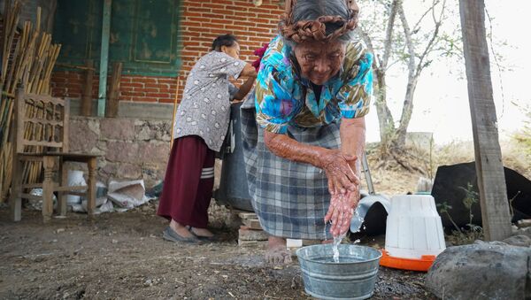 Unas mujeres indígenas en México se lavan las manos - Sputnik Mundo