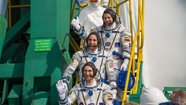 Los miembros de la Expedición 63, Chris Cassidy (NASA), Anatoli Ivanishin (Roscomos) y Ivan Vagner (Roscomos), embarcan rumbo a la Estación Espacial Internacional el 9 de abril de 2020 - Sputnik Mundo
