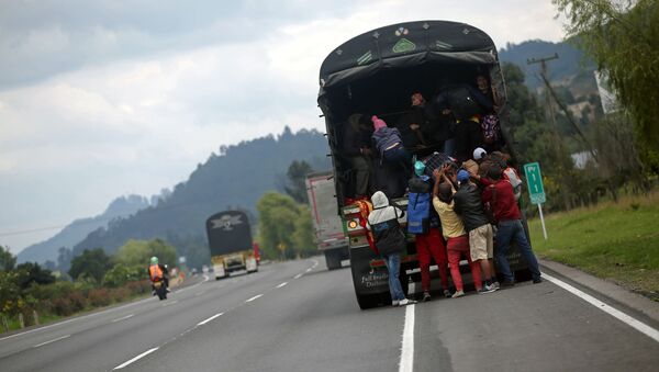 Venezolanos marchándose de Colombia - Sputnik Mundo