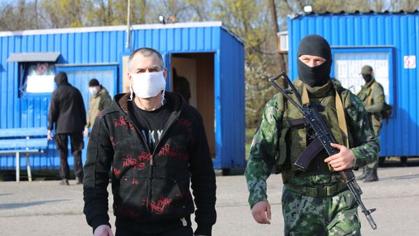 Representantes de Kiev y Donetsk realizan el canje de detenidos  - Sputnik Mundo